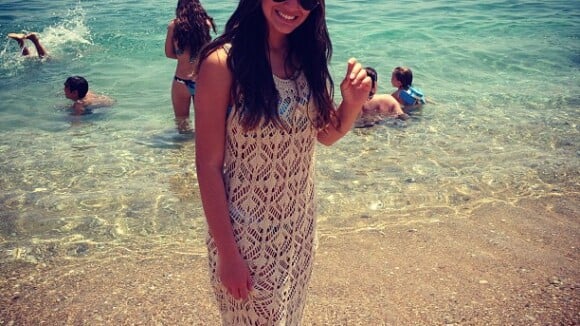 Bruna Marquezine curte dia de sol em praia na Grécia
