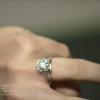 Behati Prinsloo também mostrou o anel com um diamante solitário
