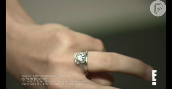 Behati Prinsloo também mostrou o anel com um diamante solitário