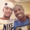 Neymar visitou Thiaguinho no hospital neste sábado, dia 20 de julho de 2013. O cantor agradeceu o carinho do jogador no Instagram: 'Visita pra animar meu dia do meu irmãozinho mais novo... Obrigado pela força, meu parça.. Te amo!'