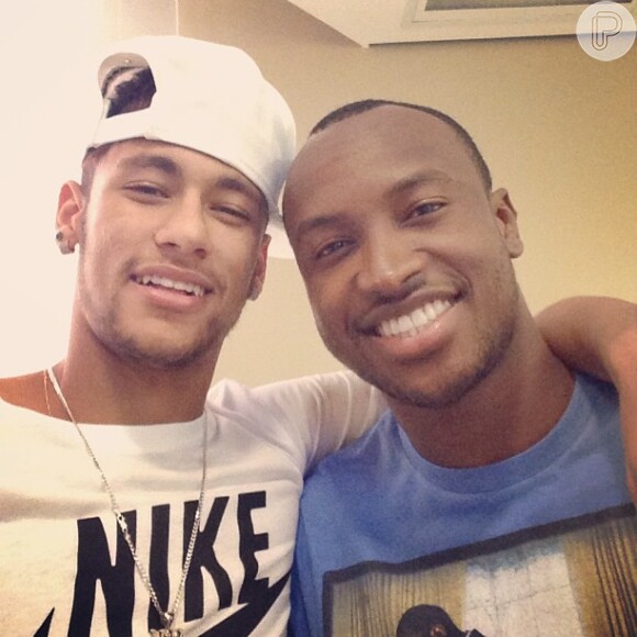 Neymar visitou Thiaguinho no hospital neste sábado, dia 20 de julho de 2013. O cantor agradeceu o carinho do jogador no Instagram: 'Visita pra animar meu dia do meu irmãozinho mais novo... Obrigado pela força, meu parça.. Te amo!'