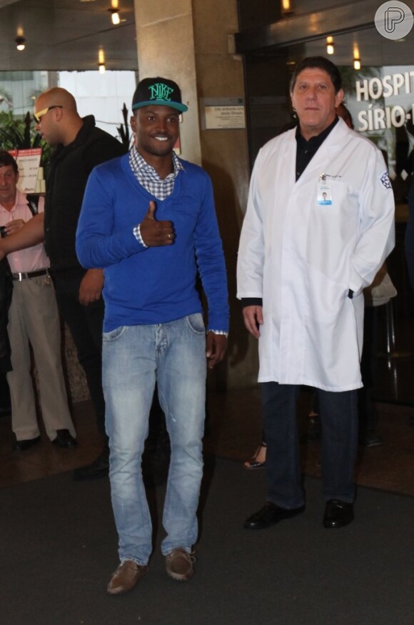Thiaguinho deixou o hospital na manhã deste domingo, 21 de julho de 2013, ao ao lado do médico David Uip. 'Estamos estudando as causas dessa inflamação. Estão afastadas as doenças malignas. Não tem câncer', afirmou o especialista