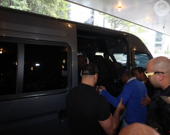 Thiaguinho deixou o Hospital Sírio-Libanês em uma van neste domingo, 21 de julho de 2013