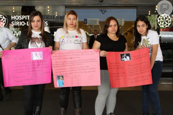 Fãs do cantor levaram cartazes com mensagens de apoio