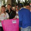 Thiaguinho leu as mensagens de apoio escritas por fãs em cartazes na porta do Hospital Sírio-Libanês