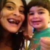 Juliana Paes e o primogênito, Pedro, de 2 anos, posam com a boca suja de chocolate
