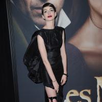 Anne Hathaway opta por sandália inusitada em pré-estreia de 'Os miseráveis'