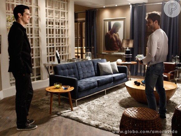 Anjinho convida Félix para subir ao seu apartamento em 'Amor à Vida'