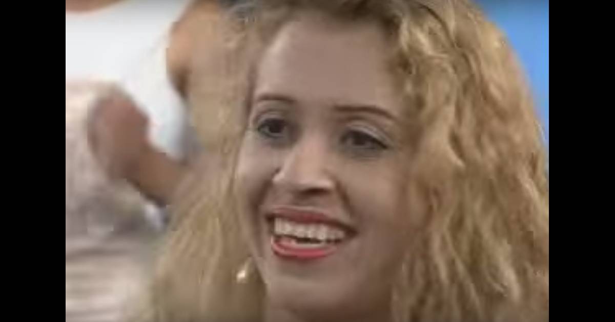 Joelma em apresentação na TV no começo da carreira ...