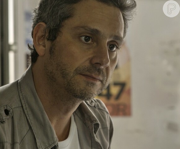 Romero (Alexandre Nero) não acredita no que Ascânio (Tonico Pereira) lhe conta sobre Atena (Giovanna Antonelli), na novela 'A Regra do Jogo'