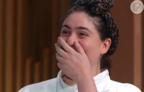 Izabel Alvares se emocionou ao saber que foi a escolhida pelos jurados para ser a vitoriosa da segunda temporada do 'MasterChef Brasil': 'Não vou chorar'