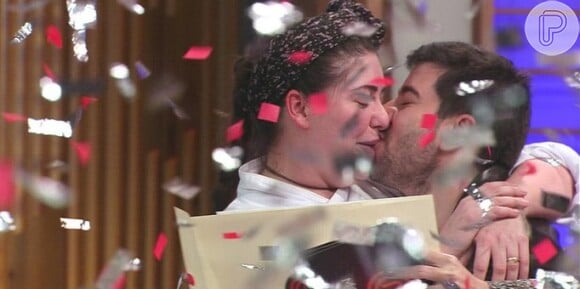 Izabel Alvares comemora sua vitória no 'MasterChef Brasil' com beijo no namorado, o produtor de eventos Bruno