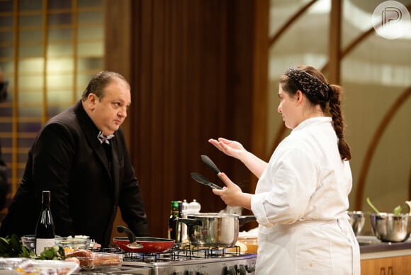 Izabel Alvares é observada pelo chef e jurado Erick Jacquin enquanto cozinha seus pratos para a final do 'MasterChef Brasil'
