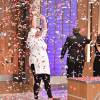 Izabel Alvares levanta o seu troféu como grande vencedora da segunda temporada do 'MasterChef Brasil', na madrugada desta quarta-feira, 16 de fevereiro de 2015