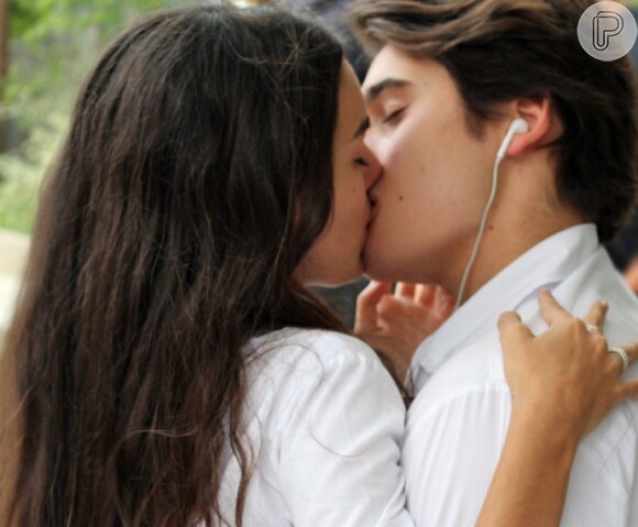 Rodrigo (Nicolas Prattes) e Luciana (Marina Moschen) se beijam e para provocar Luan (Vitor Novello), Alina (Pâmela Tomé) aponta para o casal, na novela 'Malhação: Seu Lugar no Mundo', em 22 de setembro de 2015

