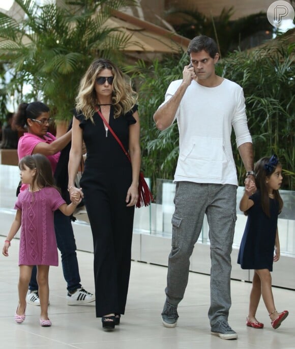 Ao lado das filhas e do marido, Giovanna Antonelli passeia em shopping no Rio durante a tarde