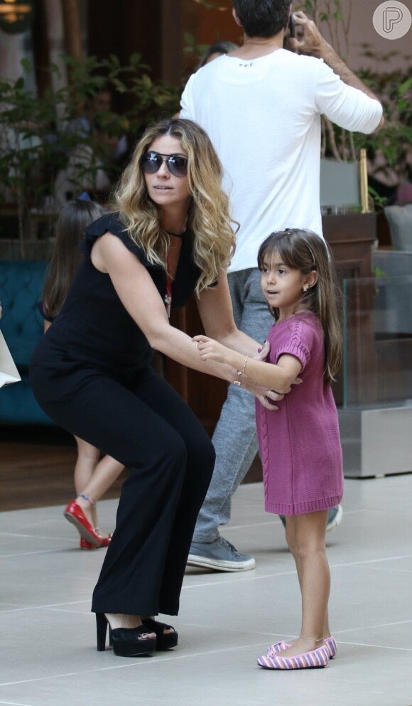 Giovanna Antonelli é fotografada durante passeio com uma das suas filhas