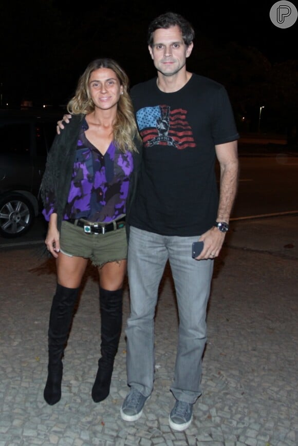 Giovanna Antonelli posa com o marido, o diretor Leonardo Nogueira, em festa após a exibição do primeiro capítulo da novela 'A Regra do Jogo'
