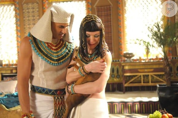 Tais (Babi Xavier) com a gata Mekal no colo. O Egito sofrerá com a chegada da quinta praga: peste nos animais