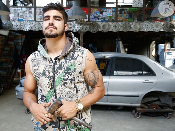 Grego (Caio Castro) percebe que Dom Peppino (Lima Duarte) vai tentar tomar o comando da favela e decreta um salve geral, na novela 'I Love Paraisópolis', em 23 de setembro de 2015