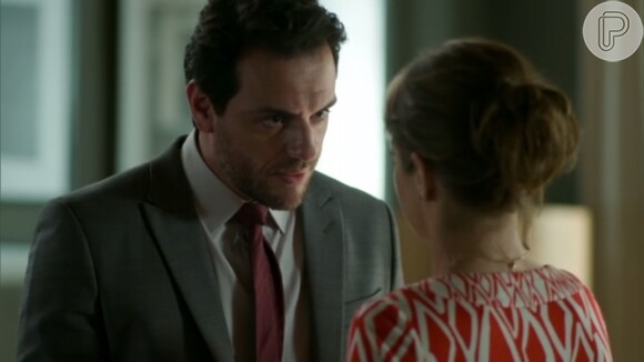 Ao ver os dois chegarem juntos, Carolina (Drica Moraes) questiona e Alex (Rodrigo Lombardi) inventa uma desculpa