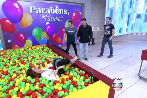Fátima Bernardes se divertiu em piscina de bolinhas durante o 'Encontro' desta quinta-feira, 17 de setembro de 2015