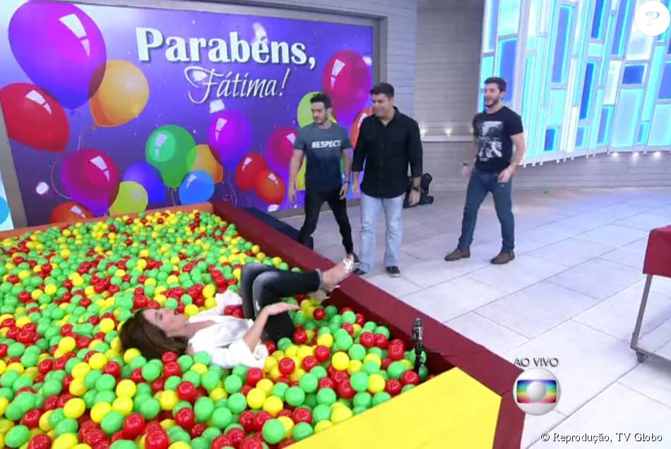Fatima Bernardes Se Divertiu Em Piscina De Bolinhas Durante O Encontro Desta Quinta Feira 17 De Setembro De 2015 Purepeople