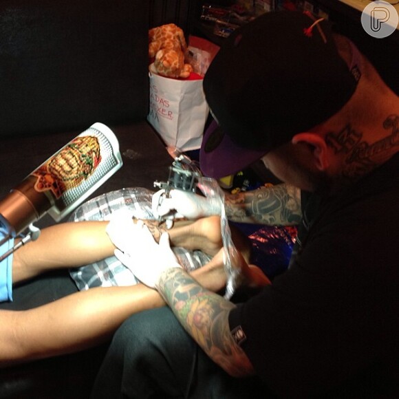 Neymar tatua ousadia e alegria na parte de trás dos tornozelos