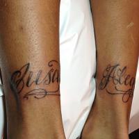 Neymar tatua as palavras ousadia e alegria na parte de trás dos tornozelos