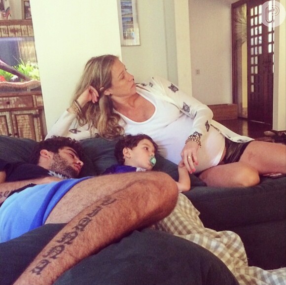Em seu Instagram, a atriz compartilhou uma imagem quando ainda estava com os gêmeos na barriga, com Dom e Scooby ao seu lado, curtindo um momento em família