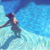 'Que delícia de dia. Trabalhando pelo celular', escreveu a atriz Fernanda Souza na legenda de uma foto de biquíni na piscina, nesta quinta, 17 de setembro de 2015