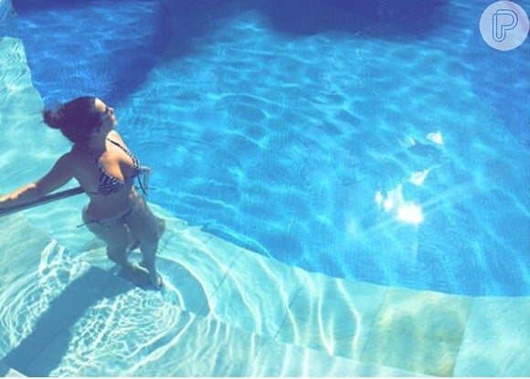 'Que delícia de dia. Trabalhando pelo celular', escreveu a atriz Fernanda Souza na legenda de uma foto de biquíni na piscina, nesta quinta, 17 de setembro de 2015