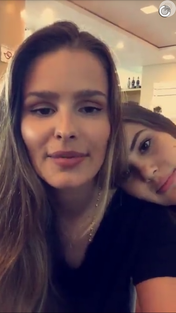 Camila Queiroz e Yasmin Brunet posaram juntas no Snapchat