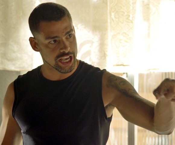 Juliano (Cauã Reymond) enfrenta Dante (Marco Pigossi) e quase é preso por desacato, na novela 'A Regra do Jogo'