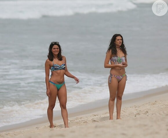 Recentemente, Juliana Paiva e Carol Castro gravaram cenas da novela 'Totalmente Demais' na praia