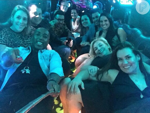 Graciele Lacerda e Zezé Di Camargo com amigos na limousine