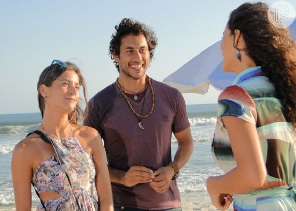Taís (Débora Nascimento) conversa com Lino (José Henrique Ligabue) e Carol (Maria Joana) após sessão de fotos, em 'Flor do Caribe'