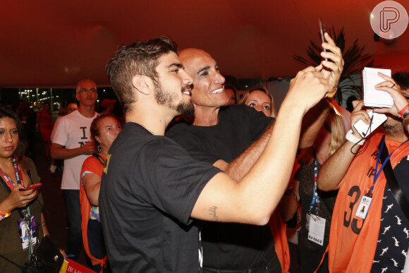 Caio Castro é tietado por Amin Khader e posa para selfie com o promter