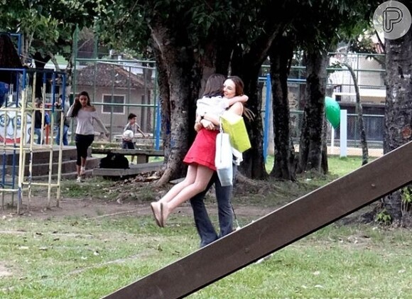Paloma (Paolla Oliveira) e Paulinha (Klara Castanho) se abraçam e matam a saudade, em cena de 'Amor à Vida'