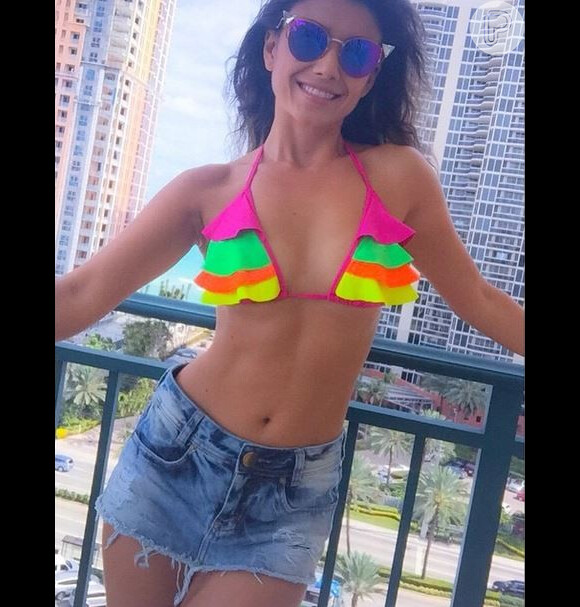 Paula Fernandes exibe a cinturinha nas redes sociais: 'Me permito comer tudo'