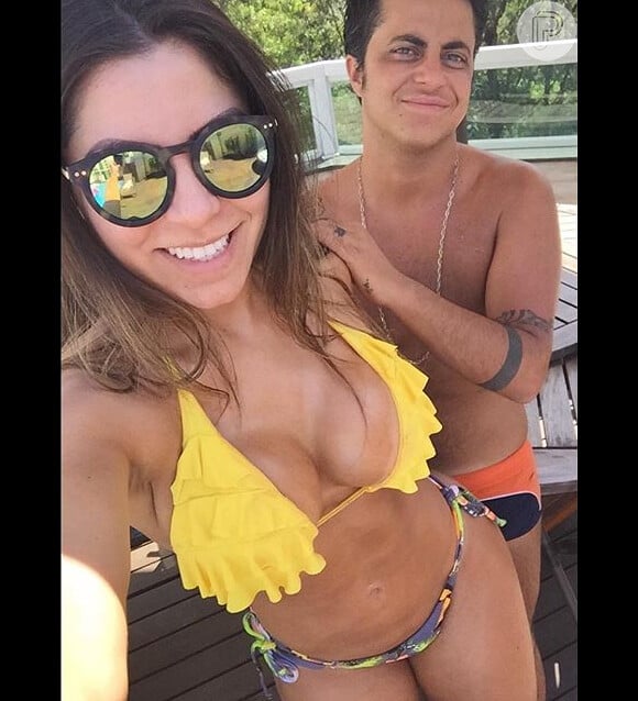 Thammy Miranda aparece de sunga e exibe pelos no peito em dia de sol na piscina com a namorada, Andressa Ferreira