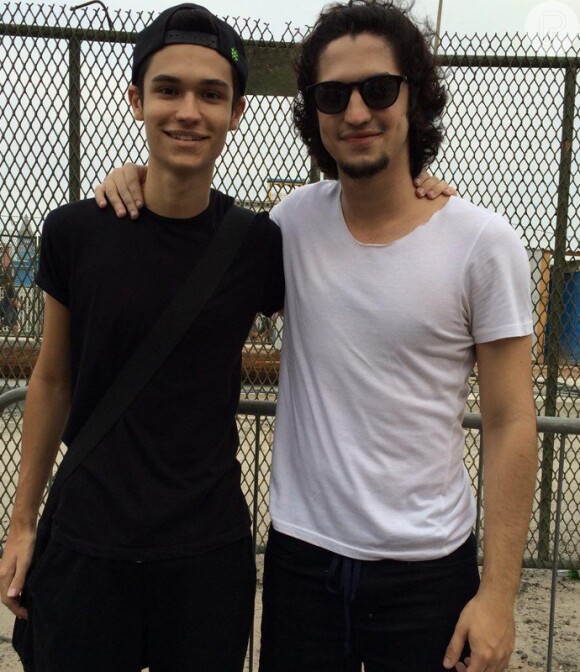 Gabriel Leone chegou neste domingo, dia 20 de setembro de 2015, com seu irmão, Lucas, para curtir mais um dia de shows no Rock in Rio