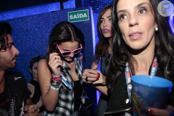 Bruna Marquezine se divertiu com acessórios divertidos em camarote do Rock in Rio