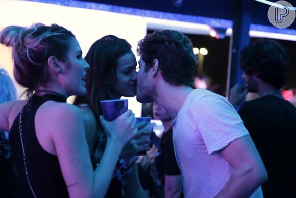 Bruna Marquezine e Maurício Destri trocaram beijos na terceira noite do Rock in Rio