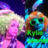 Bruna Marquezine fez posts no snapchat usando uma peruca verde e outra laranja durante o Rock in Rio: 'Vibes Kylie Jenner'