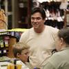 Dean Cain é flagrado em um mercado com seu filho, Christopher, em Malibu. O menino tem o nome do pai adotivo de Dean, o diretor de cinema Christopher Cain