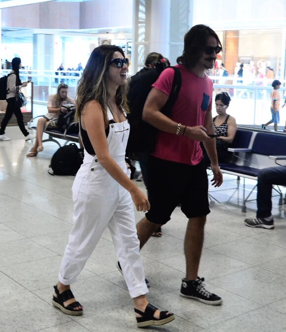 Fernanda Paes Leme foi clicada com Marcel Mangioni, seu então namorado, em janeiro, ao embarcar no aeroporto Santos Dumont