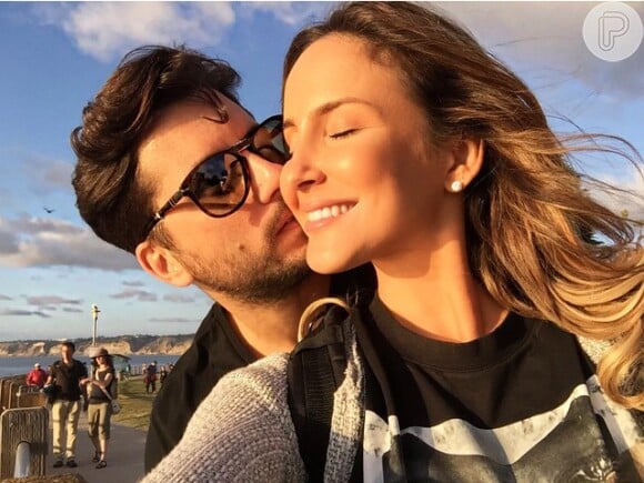 A cantora publicou uma foto sorridente ao lado marido Márcio Pedreira. 'Ele não é só o homem que escolhi para ser o pai dos meus filhos, mas é um presente de Deus', declarou