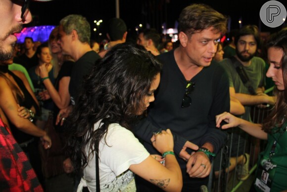 Fábio Assunção e Carol Macedo foram clicados em clima de romance na noite de domingo, 20 de setembro de 2015 durante os shows do Rock in Rio