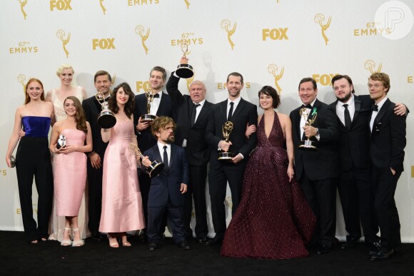 A série 'Game of Thrones' bateu o recorde e venceu em quatro categoria no Emmy 2015, realizado na noite de domingo, dia 20 de setembro de 2015, em Los Angeles